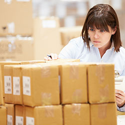 Person in warehouse fulfilling orders of inventory with QuickBooks Online + Acctivate 